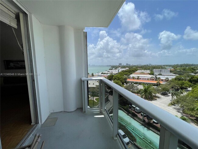 Foto del edificio - 900 Bay Dr