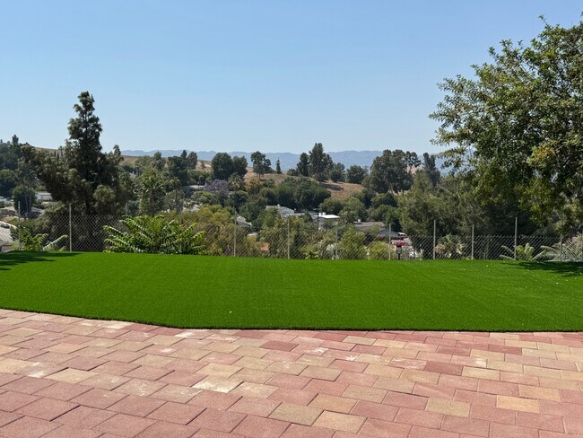 Foto del edificio - 5853 McDonie Ave
