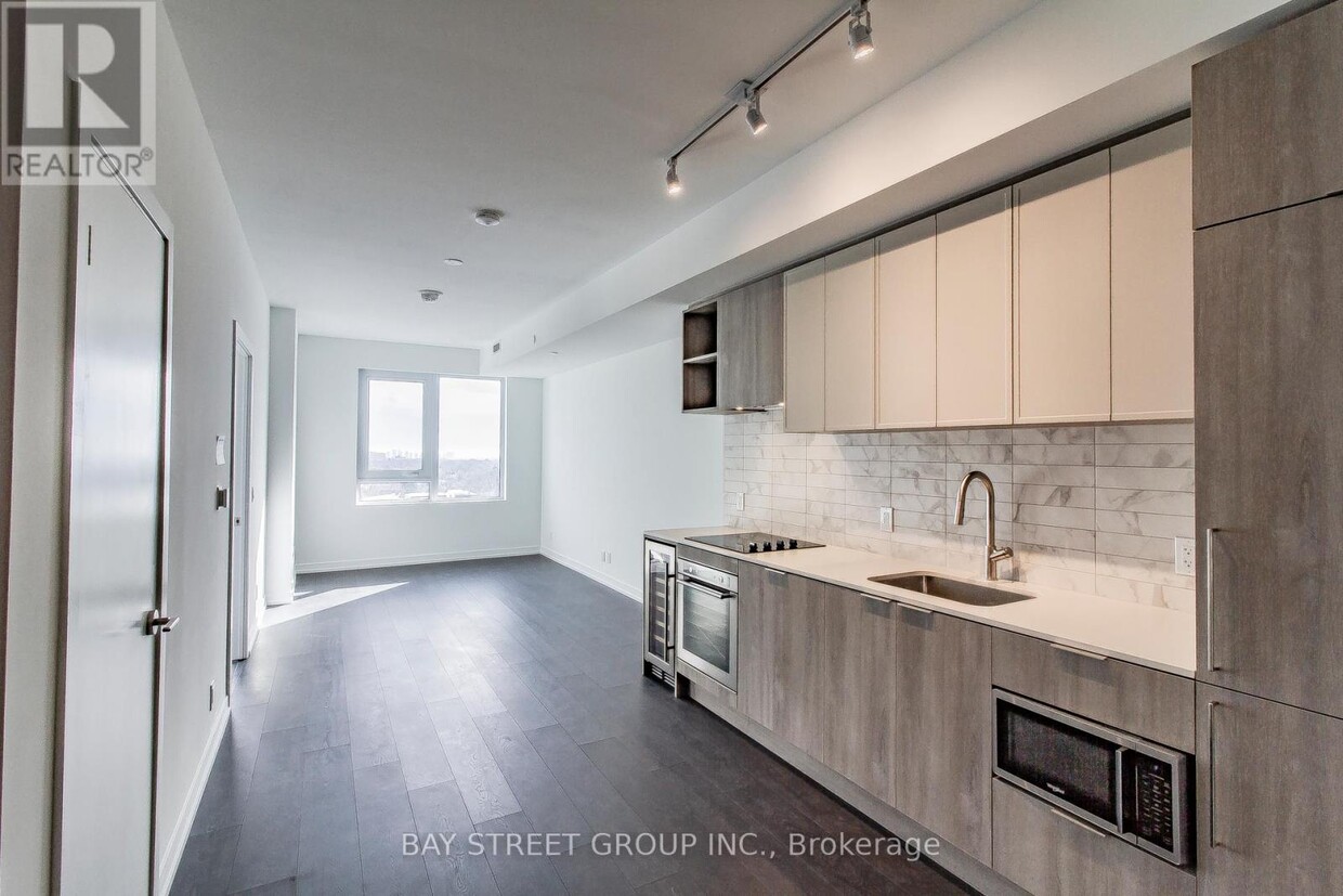 Primary Photo - 2020 Bathurst St