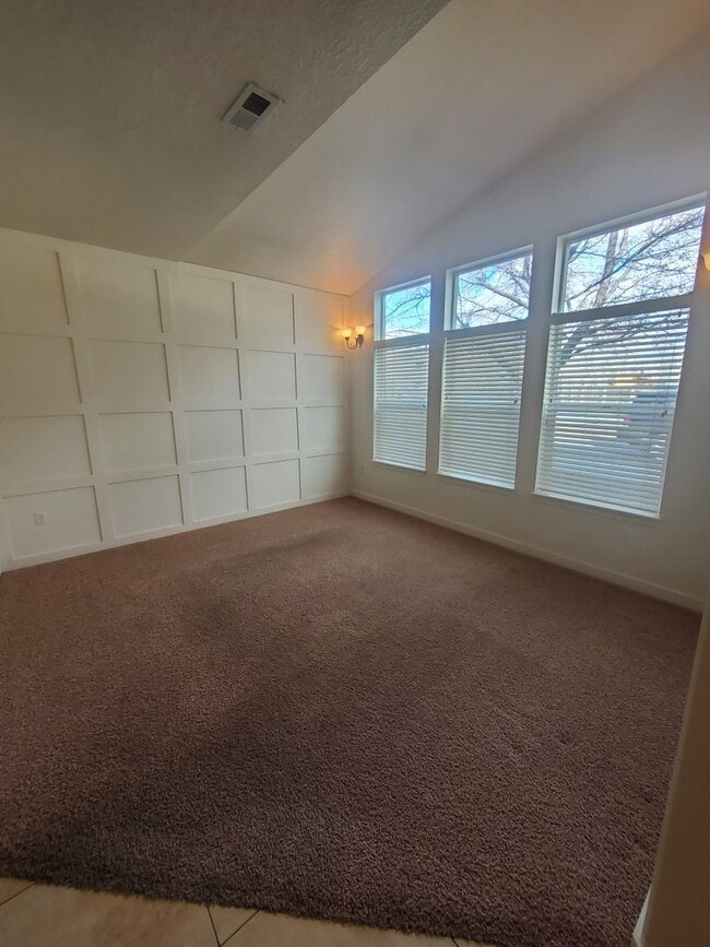 Building Photo - Huge 2 Bedroom Townhome for Rent at The Di...
