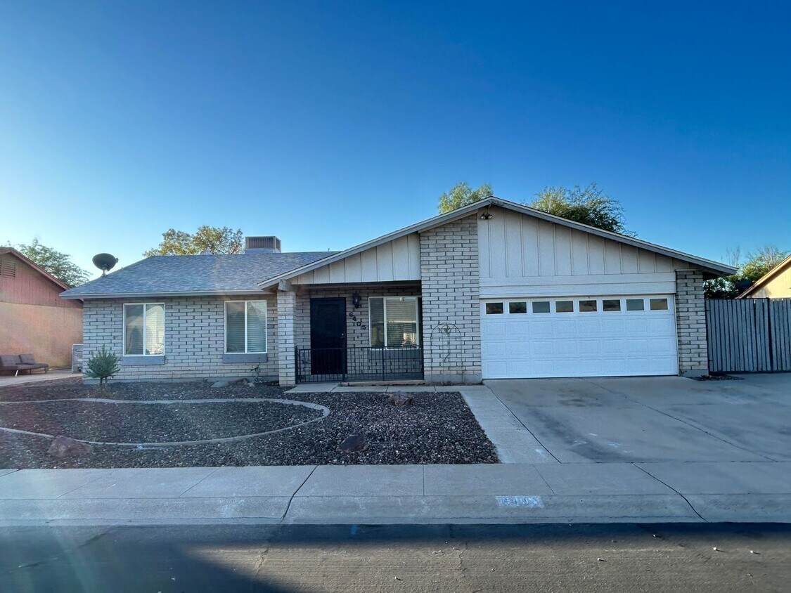 Foto principal - Stunning 3 Bedroom 2 Bath