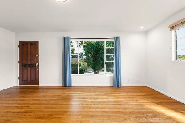 Foto del edificio - 5651 N Bryn Mawr St