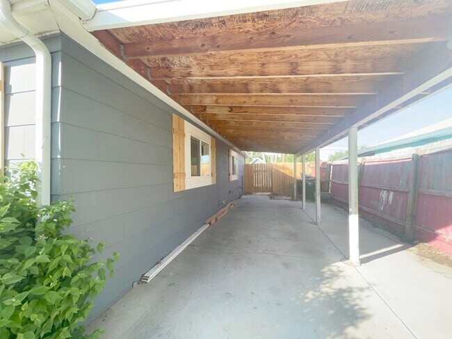 Building Photo - IMPROVED PRICE!!!!!!  Gorgeous 3 bedroom r...