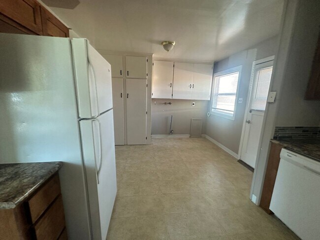 Building Photo - Three Bedroom / One Bathroom Home