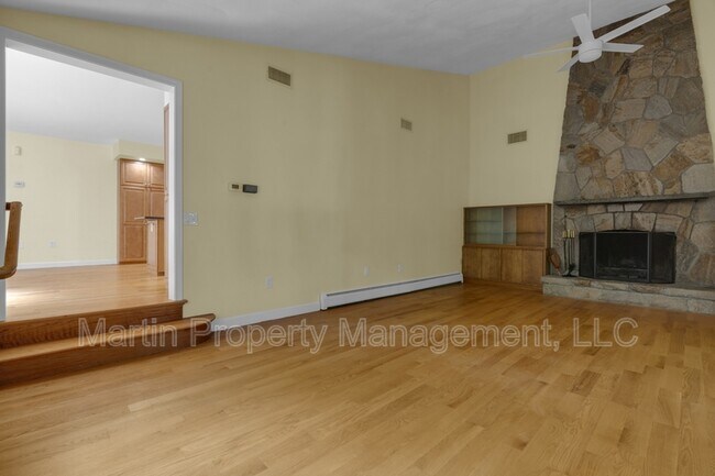 Foto del edificio - 52 Rayburn Rd