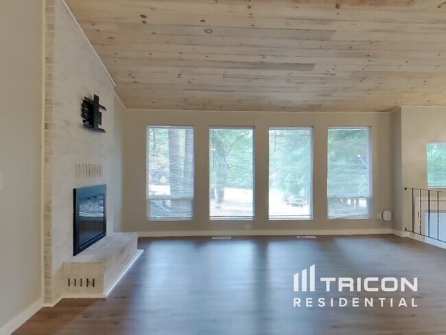 Foto del edificio - 7540 Grahns Ln NE