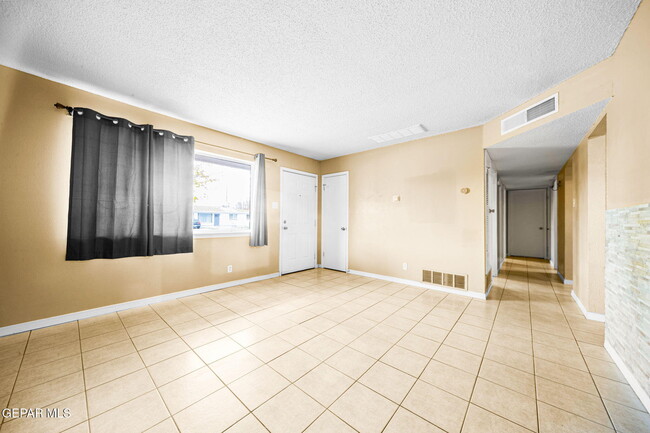 Building Photo - 5656 Kensington Cir