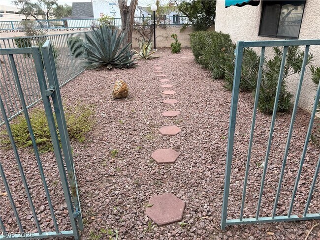 Foto del edificio - 2140 Pinetop Ln