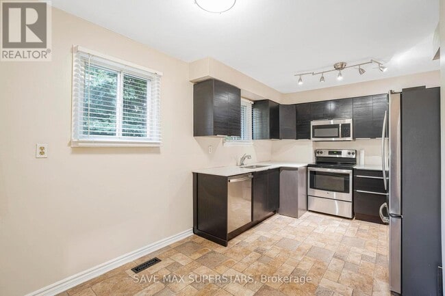 Building Photo - 87 Pennington Crescent
