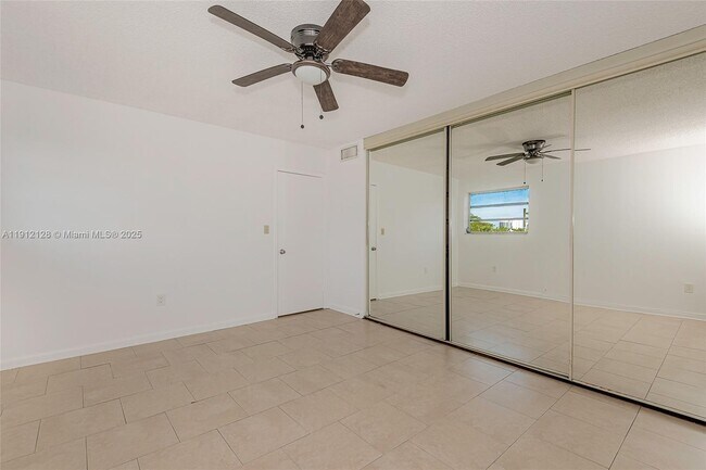 Foto del edificio - 1975 NE 135th St