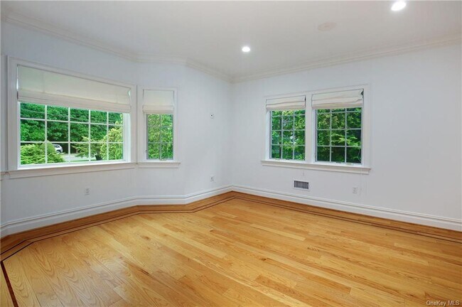Building Photo - 193 Saxon Woods Rd