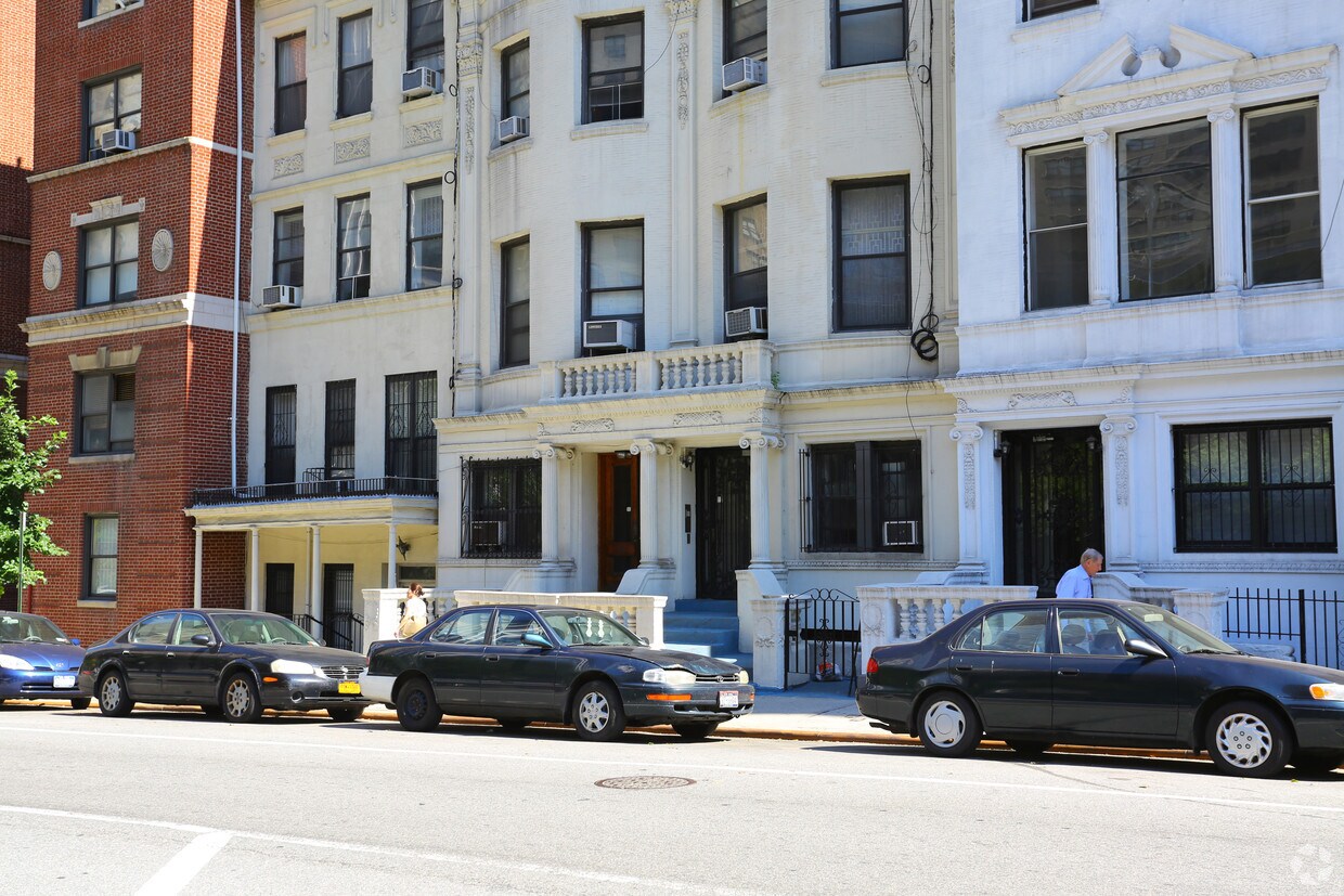 Building Photo - 259-261 W 70th St