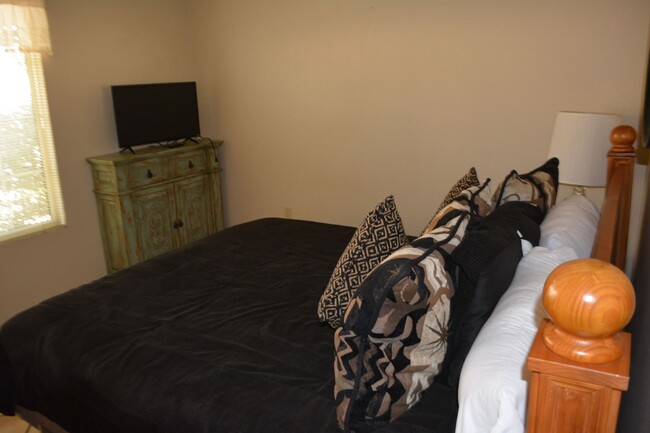 Foto del edificio - Furnished Rental, 55+, Move In Today!