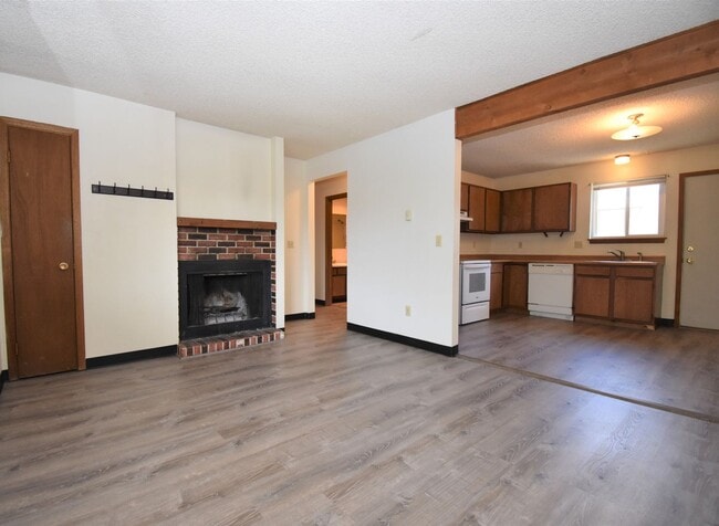 Building Photo - Great Location! Top Floor 2 bed 1 bath and detached garage!