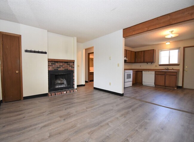 Foto del edificio - Great Location! Top Floor 2 bed 1 bath and...