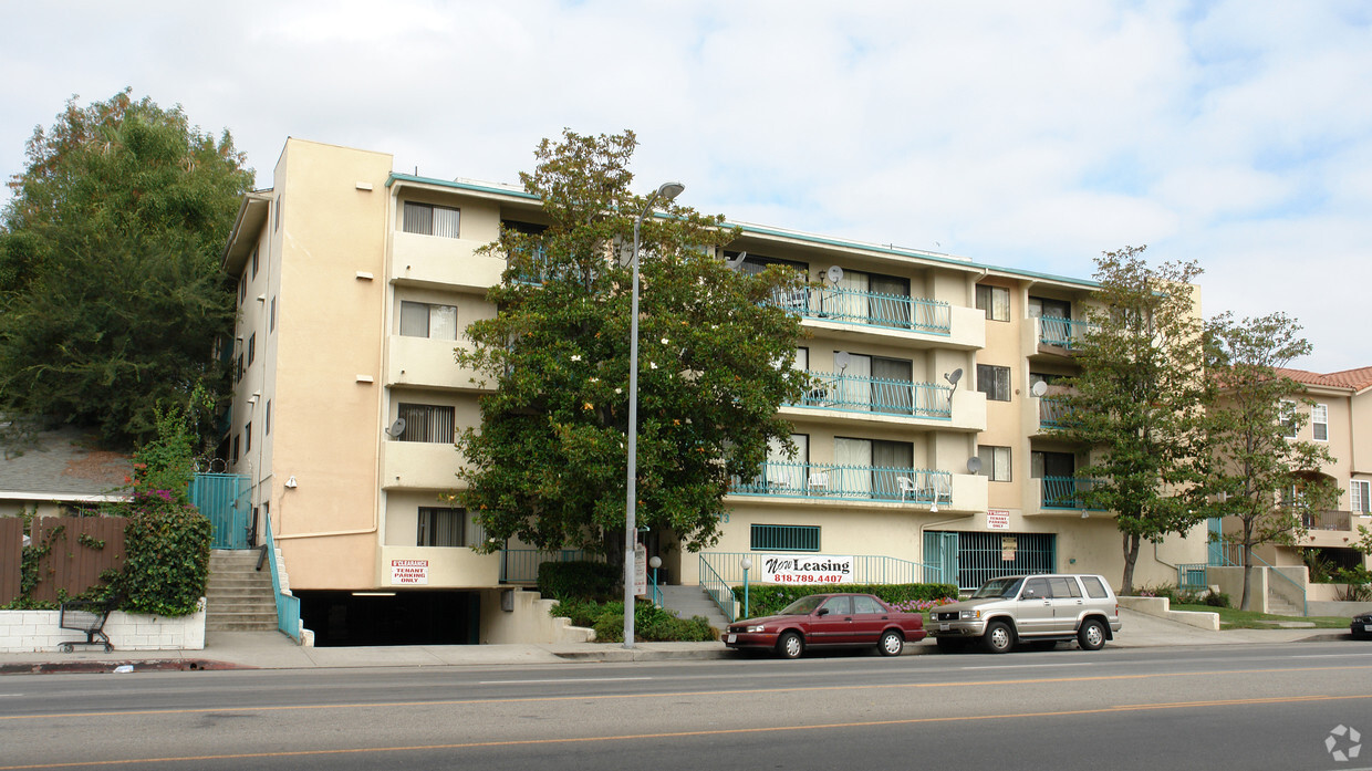 Edificio - Woodman Oaks Apartments