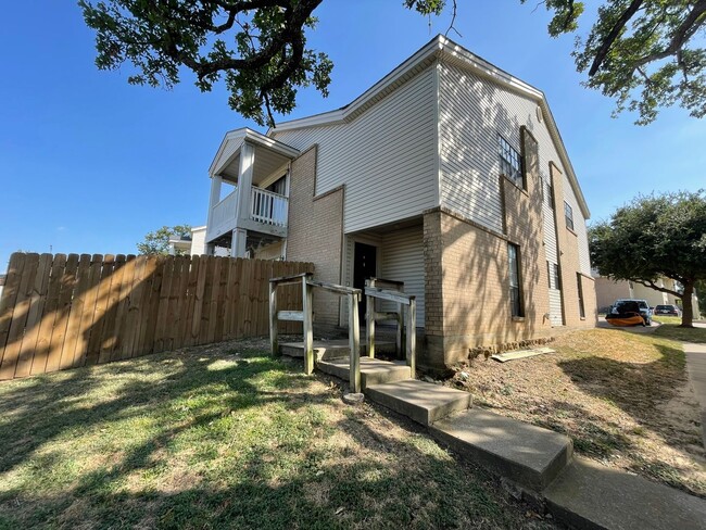 Building Photo - AVAILABLE FOR JULY PRE-LEASE. Spacious 2 B...