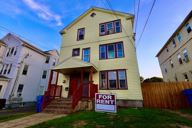 Building Photo - 660 W Main St