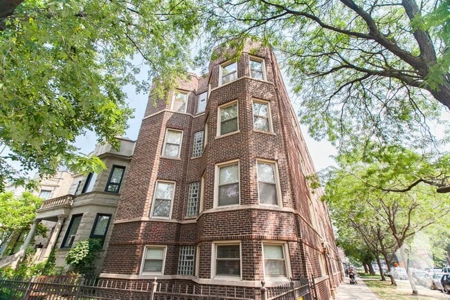 Building Photo - 1221 W Waveland Ave
