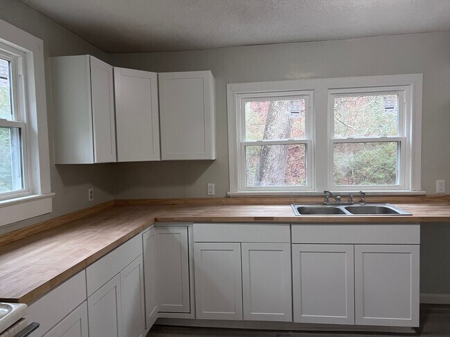Foto del edificio - Spacious 3 Bedroom House in Rossville