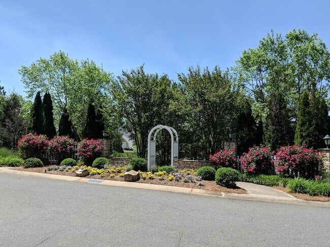 Foto del edificio - 4BR Main Floor Master, Huntersville