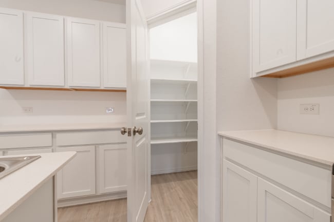 Building Photo - 448 Keefer