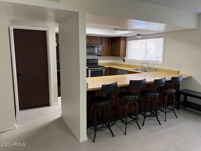 Building Photo - 2225 E Hampton Ave