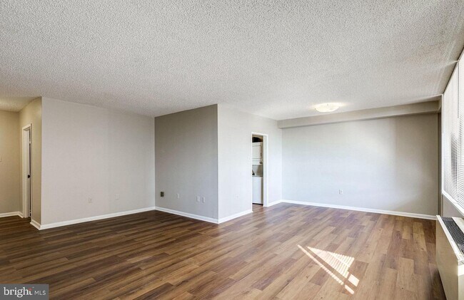 Foto del edificio - 3701 S George Mason Dr