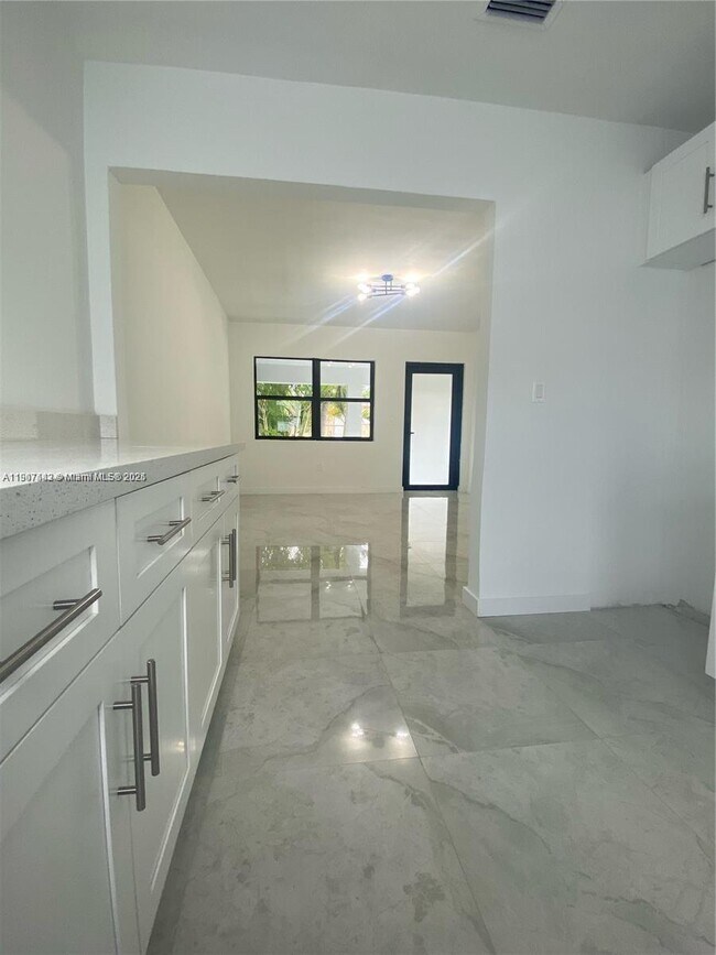 Foto del edificio - 4992 NW 18th Ave