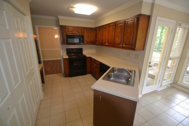 Building Photo - 2550 Broadmoor Ct
