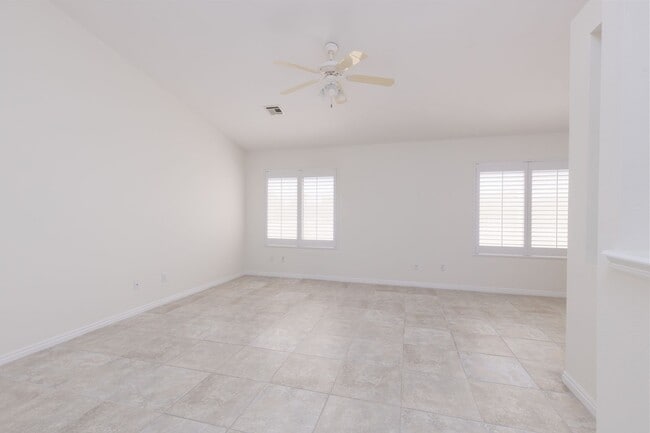 Foto del edificio - 3-bedroom 2-bathroom town house with a double car garage, freshly painted and new carpet.