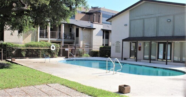 Foto del edificio - 12822 Midway Rd