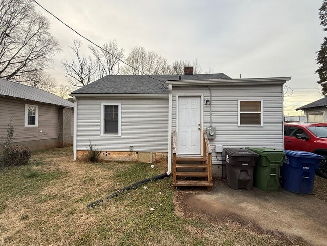 Building Photo - 217 Westside Dr