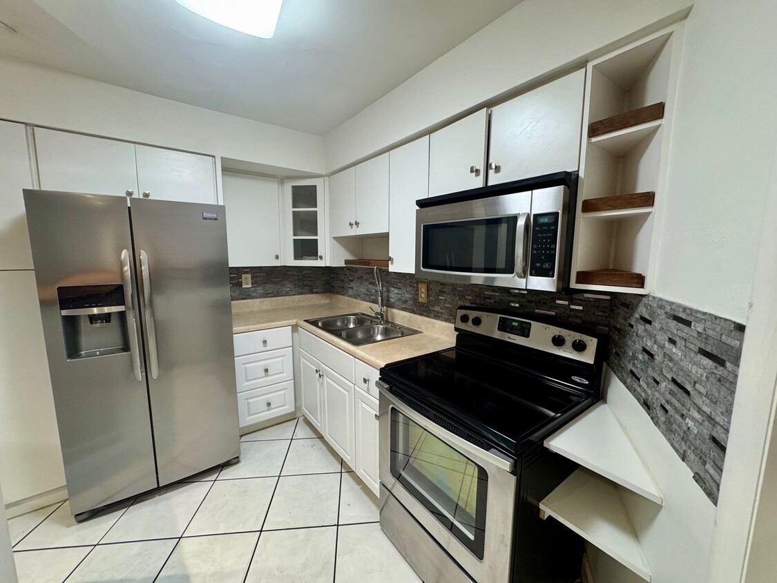 Primary Photo - 1601 NE 185th St