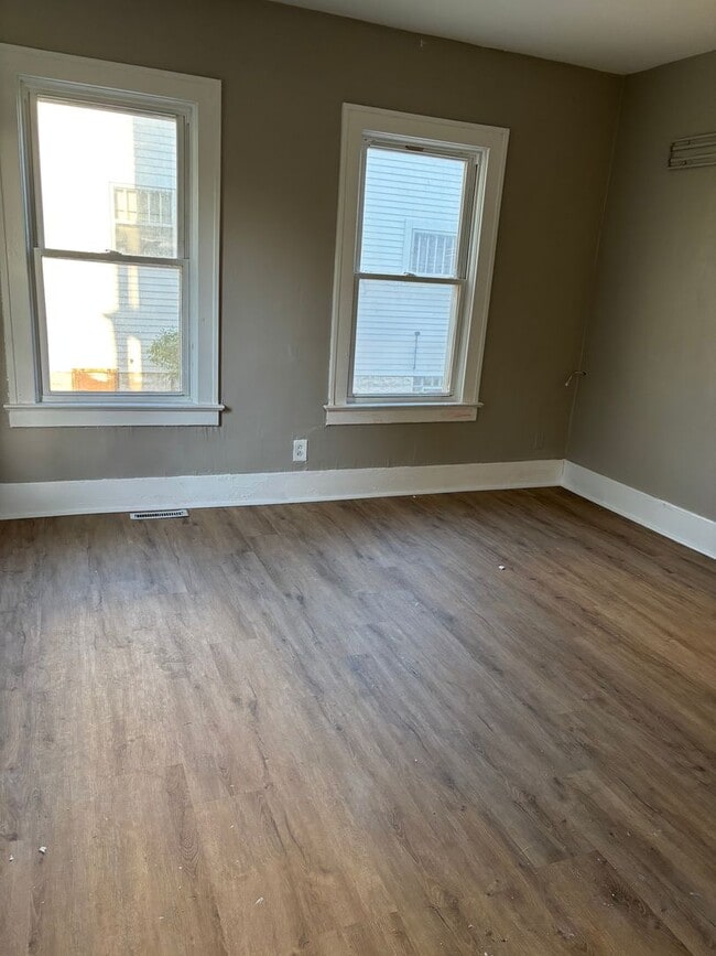 Building Photo - Charming 3-bedroom home, ready for you! Se...