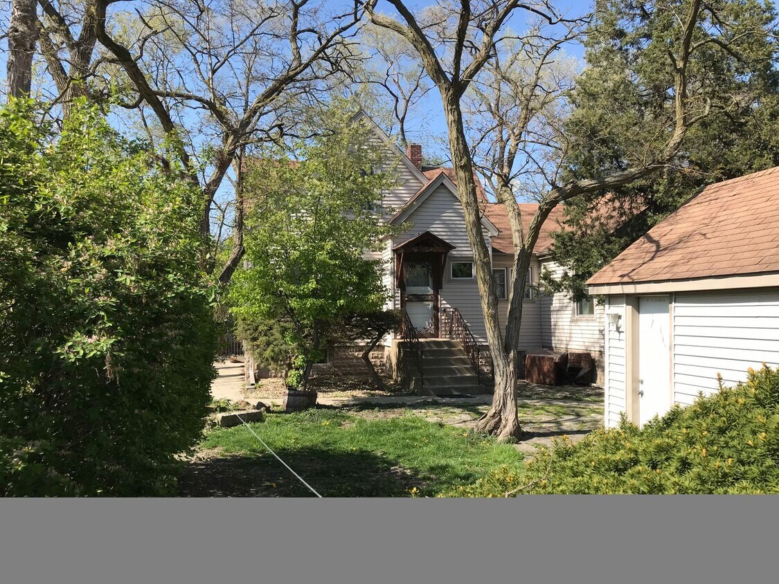 Foto principal - 8834 Burlington Ave
