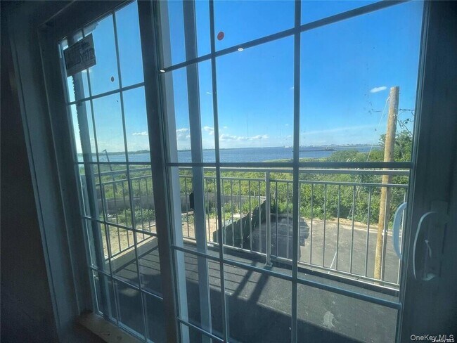 Foto del edificio - 72-41 Hillmeyer Ave