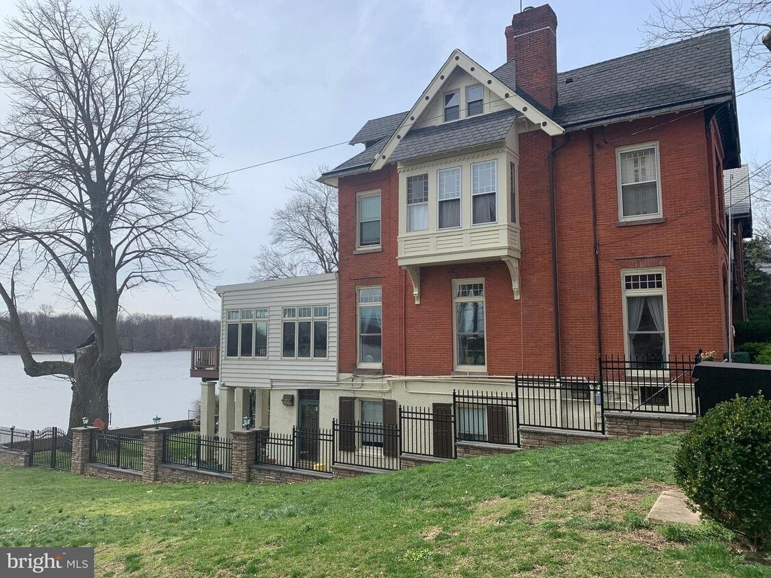 Primary Photo - 256 Radcliffe St