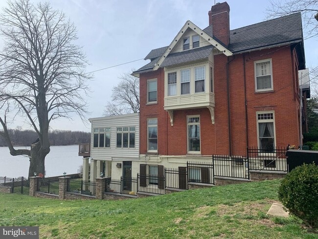 Foto del edificio - 256 Radcliffe St