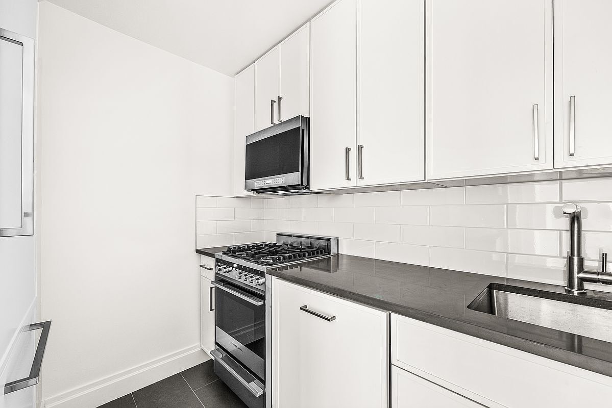Building Photo - 235 E 87th St