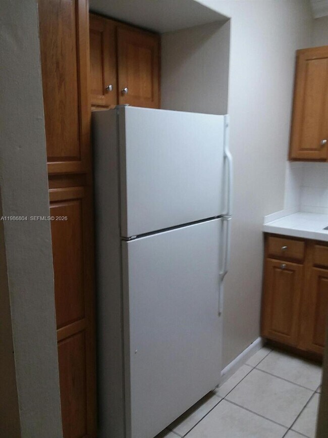 Foto del edificio - 140 Royal Palm Rd