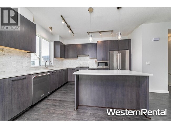Building Photo - 3500-3500 Burke Village Promenade