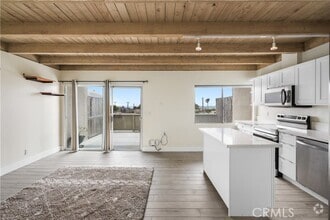 Building Photo - 326 Thalia St