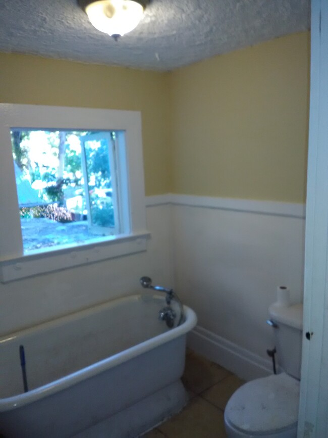 Bath - 1112 10th St W