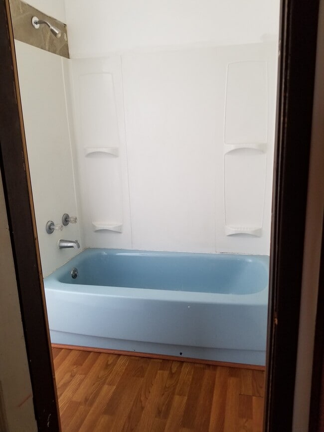 Bañera en el baño completo (planta superior) - 238 Richmond Ave