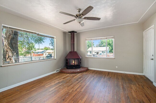 Building Photo - Cute 3 Bedroom 2 Bathroom Tri-Level in the...