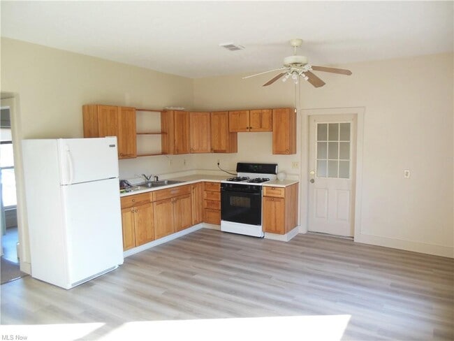 Foto del edificio - 362 W Main St