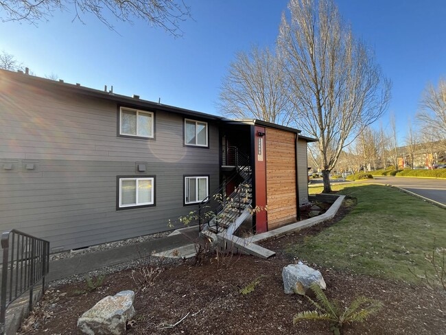 Foto del edificio - Spacious Second-Floor One Bedroom with Balcony, Stainless Steel Kitchen & Exterior Storage