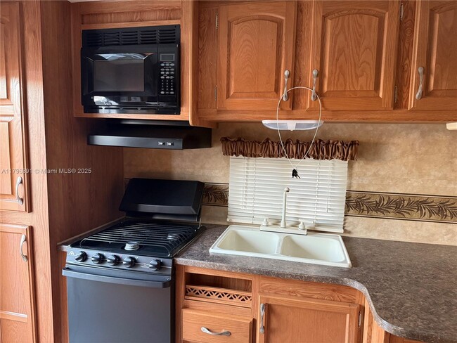 Foto del edificio - 706 W 40th Pl