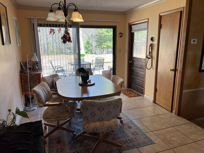 Building Photo - Spacious Single-Family Home in Country Clu...